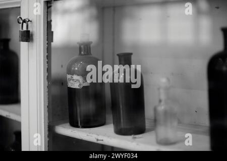 Old bottles in a cupboard at the Molinard Perfumery in Grasse, Provence-Alpes-Côte d'Azur, France Stock Photo