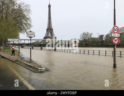Paris, France. 06th Apr, 2024. After heavy rainfall in parts of France, the Seine has burst its banks in Paris. The route of next Sunday's marathon will have to be adjusted slightly. Credit: Michael Evers/dpa/Alamy Live News Stock Photo