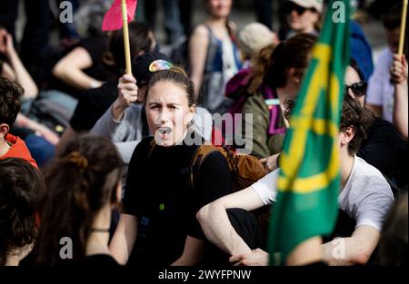 THE HAGUE - Supporters of Extinction Rebellion block in front of the Koningskade. Sweden's Greta Thunberg was present at the blockade because new international actions against fossil subsidies were announced during the action. ANP RAMON VAN FLYMEN Credit: ANP/Alamy Live News Stock Photo