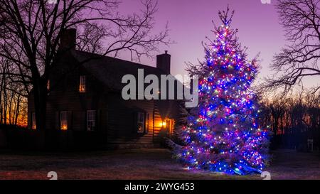 Festive Christmas Night View of the Jacobus Vanderveer House, Bedminster, New Jersey, USA Stock Photo