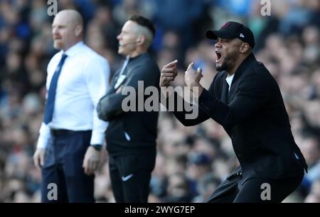 Goodison Park, Liverpool, UK. 6th Apr, 2024. Premier League Football, Everton versus Burnley; Burnley manager Vincent Kompany shouts instructions to his players Credit: Action Plus Sports/Alamy Live News Stock Photo