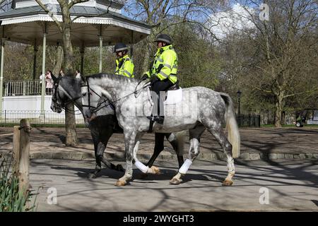 London, UK. 30th Mar, 2024. Police on horseback in Hyde Park in London on a sunny spring day. Weather forecasters are expecting warmer temperature over the next few days. (Photo by Steve Taylor/SOPA Images/Sipa USA) Credit: Sipa USA/Alamy Live News Stock Photo