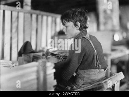 Young Boy making melon baskets. A basket factory. Evansville, Indiana, October 1908.  Vintage American Photography 1910s. Child Labour Project.  Credit: Lewis Hines Stock Photo