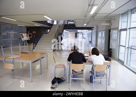 Students. Escuela Universitaria Politecnica, UPV (Universidad del Pais Vasco), Campus de Gipuzkoa. San Sebastián, Euskadi, Spain. Stock Photo