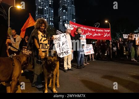 Tel Aviv, Tel Aviv, Israel. 6th Apr, 2024. Protesters calling for ceasefire (Credit Image: © Gaby Schutze/ZUMA Press Wire) EDITORIAL USAGE ONLY! Not for Commercial USAGE! Stock Photo