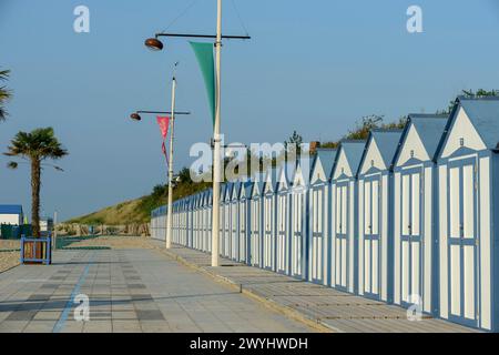 Beach, pharo and cabins in Petit-Fort Philippe nearby Gravelines |  La petite cite balneaire de Gravelines est Petit-Fort Philippe. Repute pour sa pla Stock Photo