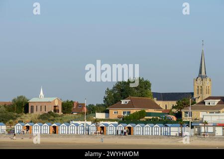 Beach, pharo and cabins in Petit-Fort Philippe nearby Gravelines |  La petite cite balneaire de Gravelines est Petit-Fort Philippe. Repute pour sa pla Stock Photo