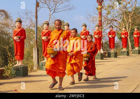 Cambodia, Kampong Chhnang province, Kampong Leng, Buddhist monks of Kiri Raksmey pagoda Stock Photo