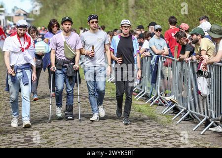 Roubaix, France. 07th Apr, 2024. Supporters pictured at the men's elite race of the 'Paris-Roubaix' cycling event, 260,0km from Compiegne to Roubaix, France on Sunday 07 April 2024. BELGA PHOTO DAVID PINTENS Credit: Belga News Agency/Alamy Live News Stock Photo