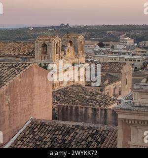 Glimpse over the rooftops of the baroque city of Noto in the light of dusk. Noto, Syracuse, Scily, Italy Stock Photo