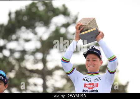 Roubaix, France. 07th Apr, 2024. © PHOTOPQR/LE COURRIER PICARD/HASLIN ; Roubaix ; 07/04/2024 ; 07/04/24 Cyclisme Mathieu Van Der Poel (Alpecin Deceuninck) remporte Paris Roubaix Photo Fred HASLIN Dutch Mathieu van der Poel of Alpecin-Deceuninck won the men's elite race of the 'Paris-Roubaix' cycling race on april 7th 2024 Credit: MAXPPP/Alamy Live News Stock Photo