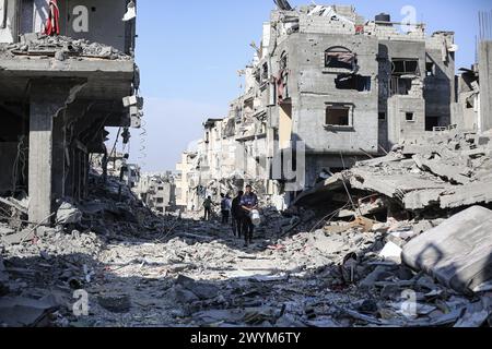 Khan Yunis, Palestinian Territories. 07th Apr, 2024. A general view of destruction after Israeli forces' withdrawal from parts of Khan Yunis. Credit: Mohammed Talatene/dpa/Alamy Live News Stock Photo