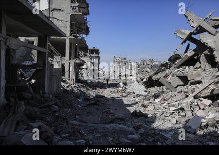 Khan Yunis, Palestinian Territories. 07th Apr, 2024. A general view of destruction after Israeli forces' withdrawal from parts of Khan Yunis. Credit: Mohammed Talatene/dpa/Alamy Live News Stock Photo