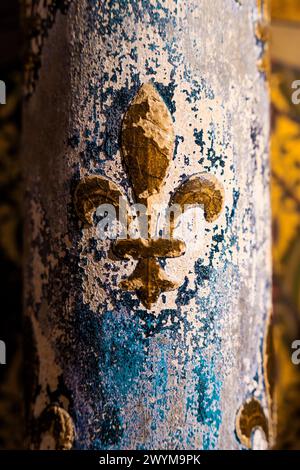 Symbol of the golden French lily known as 'Lille de France' with blue background on a column in the Sainte Chapelle in Paris, Île-de-France, France. Stock Photo