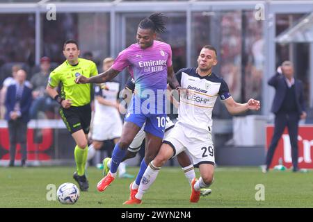 Milan, Italy. 06th Apr, 2024. Italy, Milan, april 6 2024: Rafael Leao (AC Milan) attacks the penalty area in the second half during soccer game AC Milan vs US Lecce, day31 Serie A 2023-2024 San Siro StadiumAC Milan vs US Lecce, Lega Calcio Serie A 2023/2024 day 31 at San Siro Stadium (Photo by Fabrizio Andrea Bertani/Pacific Press) Credit: Pacific Press Media Production Corp./Alamy Live News Stock Photo