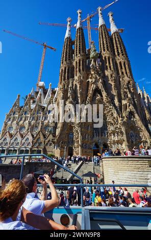 Tourist Bus. Basílica de la Sagrada Familia by Antonio Gaudí. Barcelona. Catalonia. Spain. Stock Photo