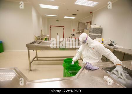 Necropsy room, Laboratory of Bio-Safety Level P3, Departamento de ...