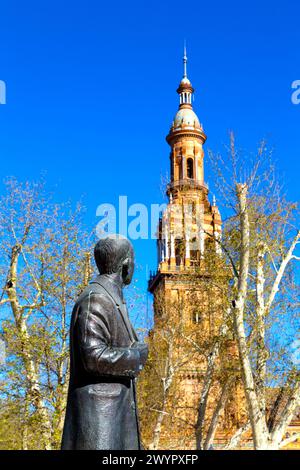 Statue of Spanish architect Aníbal González Álvarez-Ossorio and the Plaza de España Pavilion tower, Parque de María Luisa, Seville, Andalusia, Spain Stock Photo