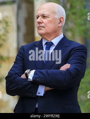 Sir Iain Duncan Smith,  Conservative Party, stands arms crossed, listening, Westminster, UK Stock Photo