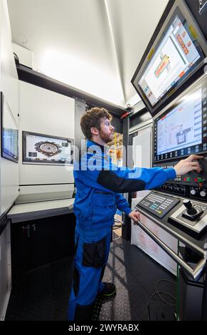 Control cabin, Vertical lathe, Machining Center, CNC, Design, manufacture and installation of machine tools, Gipuzkoa, Basque Country, Spain, Europe. Stock Photo