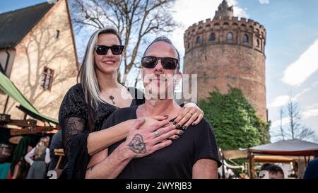 Leisnig - Leipziger Bassist von Knorkator Rajko Gohlke besucht Mittelalterfest auf Burg Mildenstein 06.04.2024 gegen 16 Uhr Leisnig, Burg Mildenstein Im Foto: Constanze Thomas, Partnerin von Gohlke, und Rajko Gohlke, Bassist der Band Knorkator Der Bassist der Rockband Knorkator aus Berlin Rajko Gohlke und seine Freundin Constanze Thomas haben am Samstag das Ritterspektakulum auf Burg Mildenstein in Leisnig besucht. In dunklen Gewändern spazierten sie gemeinsam mit ihrer vierjährigen Tochter über das Mittelalterfest. Nach eigenen Angaben seien sie große Fans mittelalterlicher Feste und auch nic Stock Photo