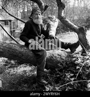 Old man called Joe Morris smoking pipe at Linley Brook near Broseley Shropshire 1973. PICTURE BY DAVID BAGNALL gentleman Britain British Stock Photo
