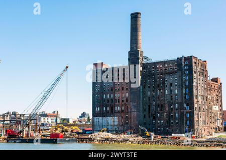 Old factory house New York, USA. Former factory building of the former Domino Sugar Refinery under reconstruction. East River Shoreline, Williamsbu East River Shore Line New York City New York Copyright: xGuidoxKoppesxPhotox Stock Photo