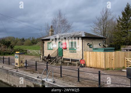 Old lock keepers cottage, Baits Bite Lock, River Cam, Milton, Cambridgeshire, England, UK Stock Photo