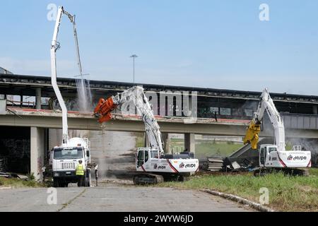 Roma, Italia. 08th Apr, 2024. demolizione dell'ex centro direzionale Alitalia nella zona di Muratella a Roma, Luned&#xec;, 08 Aprile 2024 (foto Mauro Scrobogna/LaPresse) the demolition of the former Alitalia business center in the Muratella area of Rome, Monday, April 08 2024 (foto by Mauro Scrobogna/LaPresse) Credit: LaPresse/Alamy Live News Stock Photo