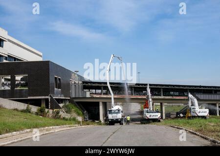 Roma, Italia. 08th Apr, 2024. demolizione dell'ex centro direzionale Alitalia nella zona di Muratella a Roma, Luned&#xec;, 08 Aprile 2024 (foto Mauro Scrobogna/LaPresse) the demolition of the former Alitalia business center in the Muratella area of Rome, Monday, April 08 2024 (foto by Mauro Scrobogna/LaPresse) Credit: LaPresse/Alamy Live News Stock Photo