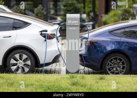 Eine Stromtankstelle E-Auto-Ladestation fuer elektrische Fahrzuge vom Energiekonzern E.ON an der gerade zwei PKW des Automobilherstellers Tesla laden, Stock Photo