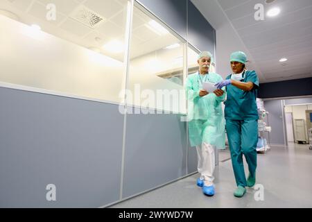 Surgeon, Surgery, Operating room, Onkologikoa Hospital, Oncology Institute, Case Center for prevention, diagnosis and treatment of cancer, Donostia, San Sebastian, Gipuzkoa, Basque Country, Spain. Stock Photo