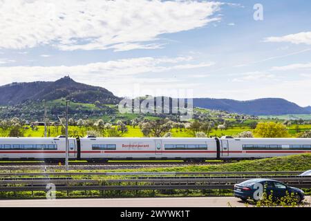 Neubaustrecke der Bahn von Wendlingen nach Ulm. Streckenabschnitt bei Kirchheim unter Teck mit ICE. // 06.04.2024: Kirchheim unter Teck, Baden-Württemberg, Deutschland, Europa *** New railroad line from Wendlingen to Ulm section near Kirchheim unter Teck with ICE 06 04 2024 Kirchheim unter Teck, Baden Württemberg, Germany, Europe Stock Photo