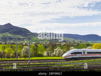 Neubaustrecke der Bahn von Wendlingen nach Ulm. Streckenabschnitt bei Kirchheim unter Teck mit ICE. // 06.04.2024: Kirchheim unter Teck, Baden-Württemberg, Deutschland, Europa *** New railroad line from Wendlingen to Ulm section near Kirchheim unter Teck with ICE 06 04 2024 Kirchheim unter Teck, Baden Württemberg, Germany, Europe Stock Photo