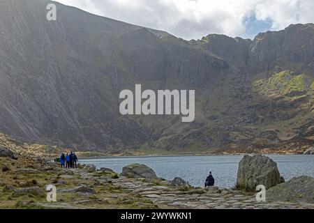 People, lake LLyn Idwal, Snowdonia National Park near Pont Pen-y-benglog, Bethesda, Bangor, Wales, Great Britain Stock Photo