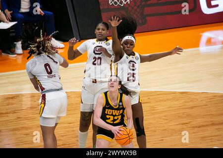 Cleveland, Ohio, USA. 7th April, 2024. Iowa Hawkeyes guard Caitlin Clark #22 and South Carolina Gamecocks Raven Johnson #25 and Sania Feagin #20 in the final game of the NCAA Women’s Final Four tournament at Rocket Mortgage FieldHouse in Cleveland, Ohio. (Kindell Buchanan/Alamy Live News) Stock Photo