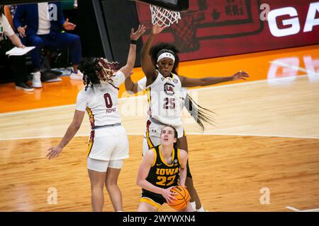 Cleveland, Ohio, USA. 7th April, 2024. Iowa Hawkeyes guard Caitlin Clark #22 and South Carolina Gamecocks guard Raven Johnson #25 in the final game of the NCAA Women’s Final Four tournament at Rocket Mortgage FieldHouse in Cleveland, Ohio. (Kindell Buchanan/Alamy Live News) Stock Photo