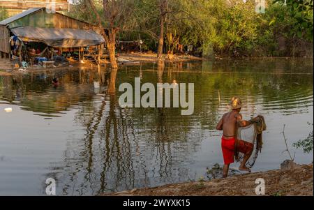 Illegal Burmese immigrant families living in a settlement at the Thai side of the Thailand - Myanmar border at Mae Sot, Thailand. Stock Photo