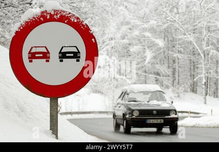 Snow covered road, Udana pass, Oñati. Guipúzcoa, Spain. Stock Photo