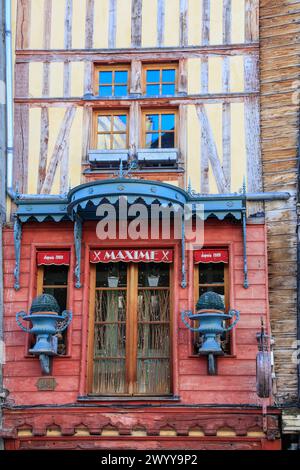 Fachwerkhaus in der Rue Emile Zola,. Altstadt von Troyes, Departement Aube, Region Grand Est, Frankreich *** Half-timbered house in Rue Emile Zola, old town of Troyes, Aube department, Grand Est region, France Stock Photo