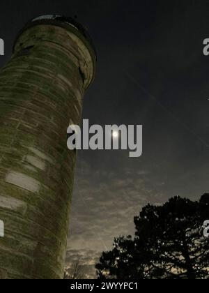 Pittsburgh, United States. 08th Apr, 2024. Totality of the total eclipse of the sun ends over the James N. Thompson Land Lighthouse on after the Monday April 8, 2024 in Erie Pennsylvania. Photo by Archie Carpenter/UPI Credit: UPI/Ģ����ý Live News Stock Photo