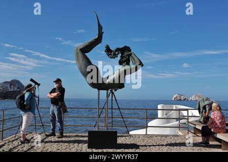 Mazatlan, Mexico. 08th Apr, 2024. A person takes photos of the solar eclipse during the Great North American Solar Eclipse in Mazatlan, Mexico. Persons have flocked to Parque Ciudades Hermanas in order to experience a partial solar eclipse. on April 8, 2024, Mazatlan, Mexico. (Photo by Essene Hernandez/ Eyepix Group/Sipa USA) Credit: Sipa USA/Ģ����ý Live News Stock Photo
