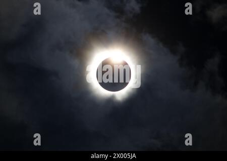 diamond ring around the sun during total solar eclipse on April 8, 2024 in Texas Stock Photo
