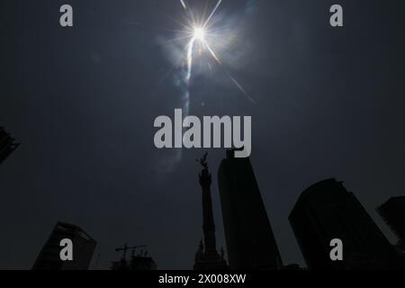 The sun is seen through Angel de la Independencia Monument during the Great North American Solar Eclipse. Large crowds gather the Angel de la Independencia in order to witness a partial eclipse of the sun. on April 8, 2024 in Mexico City, Mexico. (Credit Image: © Ian Robles/eyepix via ZUMA Press Wire) EDITORIAL USAGE ONLY! Not for Commercial USAGE! Stock Photo