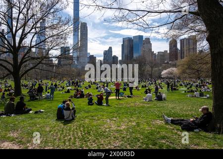 New York, United States. 08th Apr, 2024. People enjoying the eclipse with a city skyscraper view facing south. New Yorkers gathered in Central Park to view the solar eclipse. The sun was eclipsed by the moon by 90%, just shy of totality. The last solar eclipse in New York City was in 2017 reaching 70%. The next solar eclipse for the city will be in 2045 at only 50%. New Yorkers will have to wait until May, 2079 for totality. (Photo by Syndi Pilar/SOPA Images/Sipa USA) Credit: Sipa USA/Alamy Live News Stock Photo