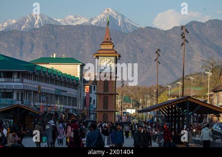 Srinagar, India. 08th Apr, 2024. Kashmiri Muslims seen shopping ahead of the Muslim festival Eid-Al-Fitr at a local market in Srinagar. Markets across the Muslim world witness huge shopping rush in preparation for Eid Al-Fitr, a celebration that marks the end of the Muslim fasting holy month of Ramadan. Credit: SOPA Images Limited/Alamy Live News Stock Photo