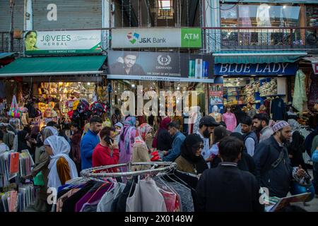 Srinagar, India. 08th Apr, 2024. Kashmiri Muslims seen shopping ahead of the Muslim festival Eid-Al-Fitr at a local market in Srinagar. Markets across the Muslim world witness huge shopping rush in preparation for Eid Al-Fitr, a celebration that marks the end of the Muslim fasting holy month of Ramadan. Credit: SOPA Images Limited/Alamy Live News Stock Photo