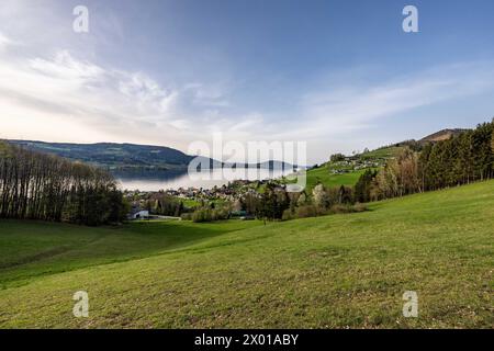 Blick auf den Attersee oberhalb von Steinbach am Attersee im Frühling am 07.04.2024. // View of the Attersee above Steinbach am Attersee in spring on April 7th, 2024. - 20240407 PD10875 Credit: APA-PictureDesk/Alamy Live News Stock Photo