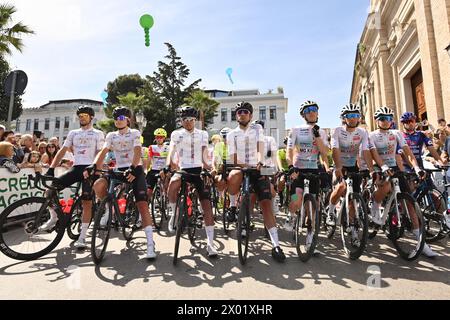 Vasto, Italia. 09th Apr, 2024. The start gestures as he awaits the start of the Giro d'Abruzzo, stage from Vasto to Pescara (161 km) - Abruzzo - Tuesday, April 9, 2024. Sport - cycling . (Photo by Massimo Paolone/Lapresse)2 Credit: LaPresse/Alamy Live News Stock Photo