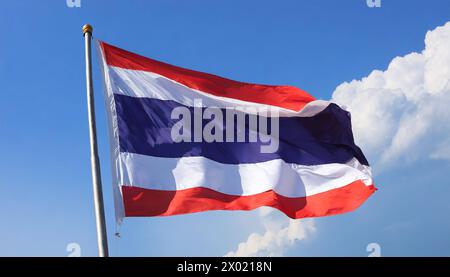 Fahnen, die Nationalfahne von Thailand flattert im Wind Stock Photo